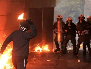 Επίθεση με μολότοφ στα ΜΑΤ έξω από τα γραφεία του ΚΙΝΑΛ